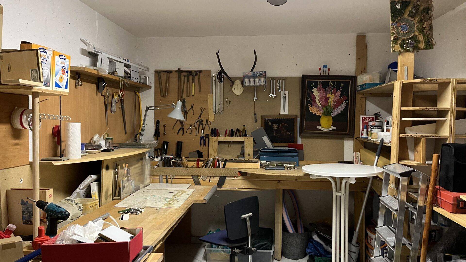 Gut ausgestattete Werkstatt mit vielen Werkzeugen und Arbeitsflächen für Heimwerker.