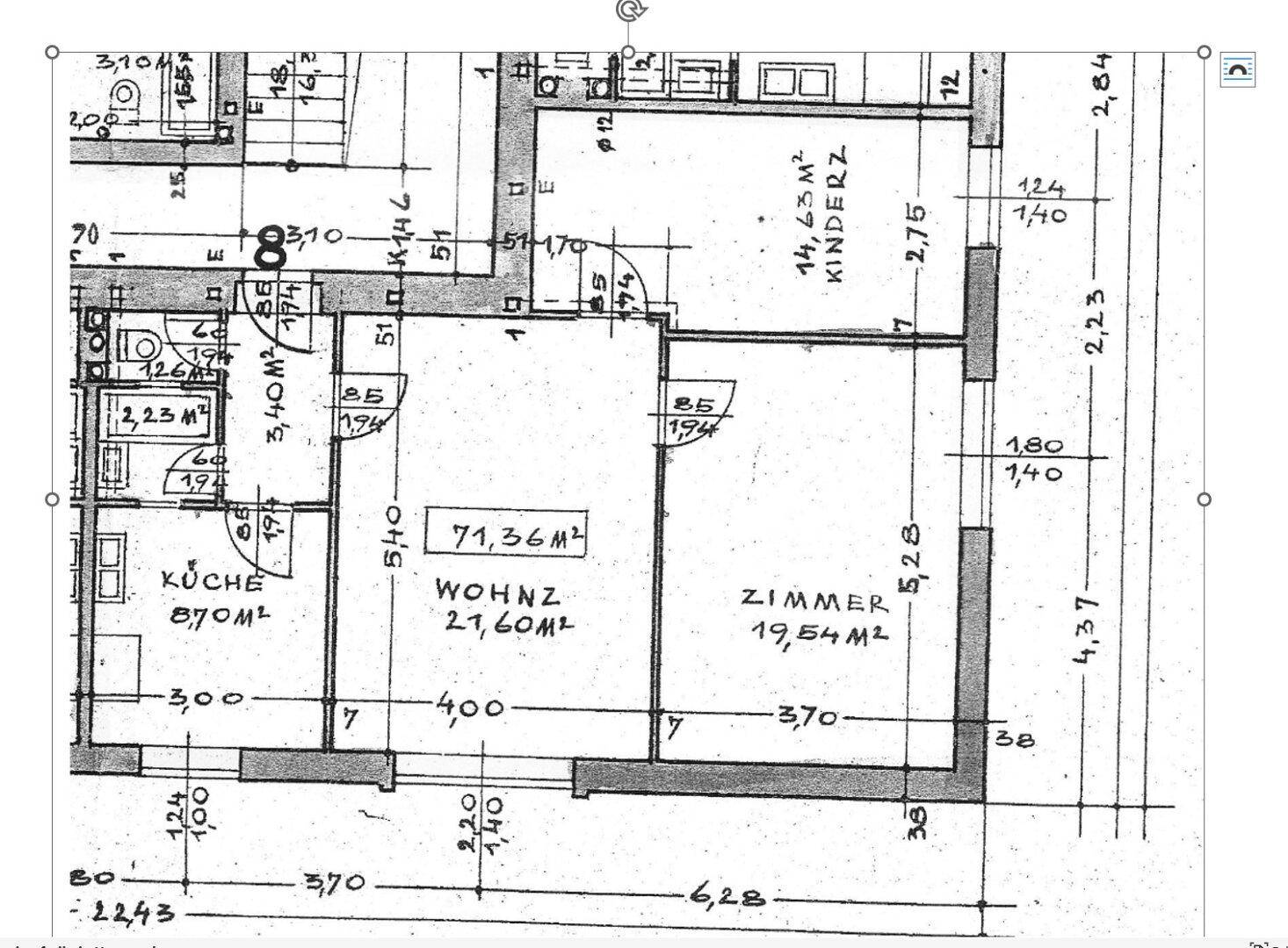 Grundriss einer Wohnung mit Wohnzimmer, Kinderzimmer und Küche, inklusive Balkon und separatem WC.