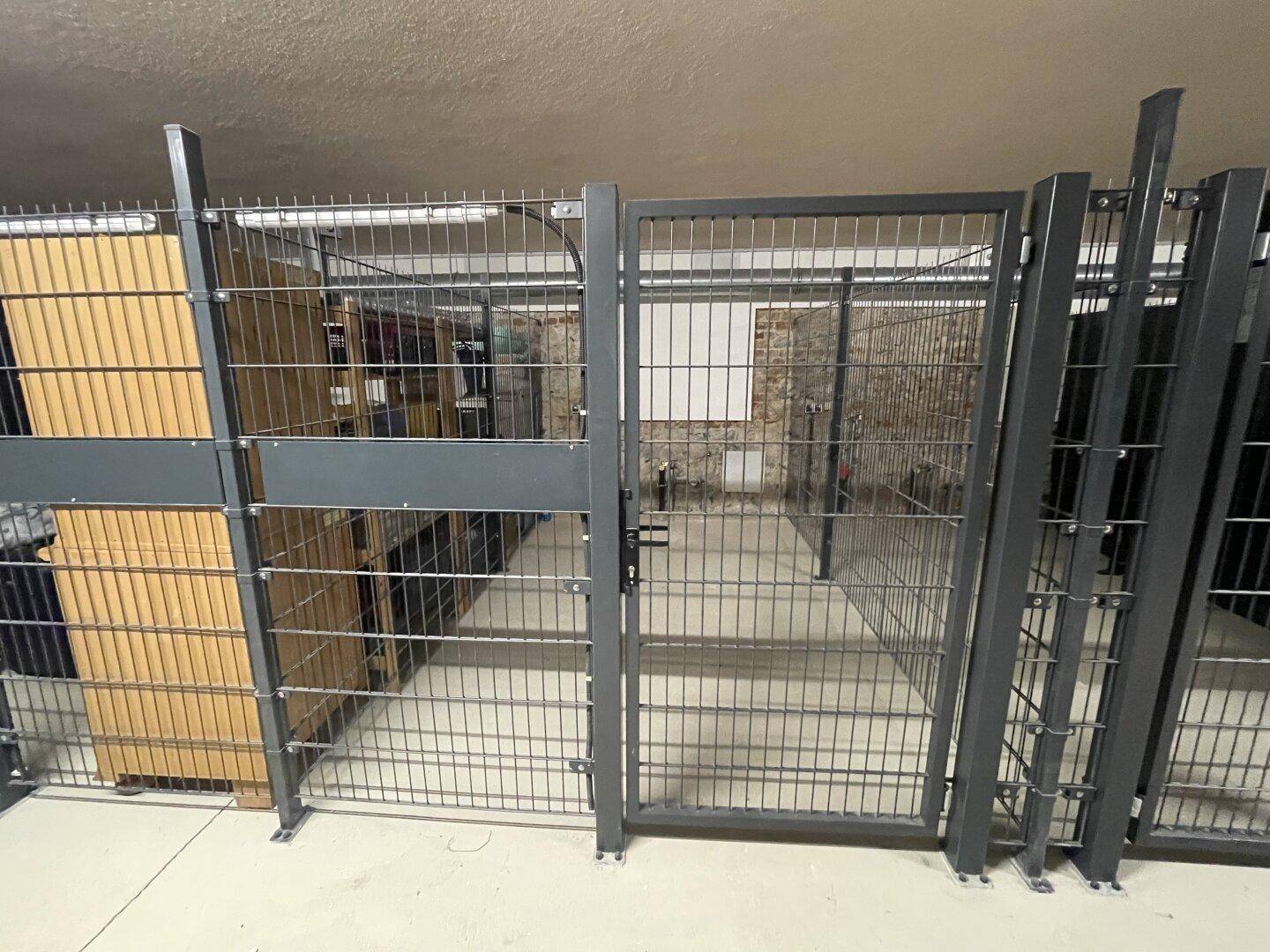 Praktische Abstellräume im Kellerbereich mit stabilen Gitterboxen für zusätzlichen Stauraum.