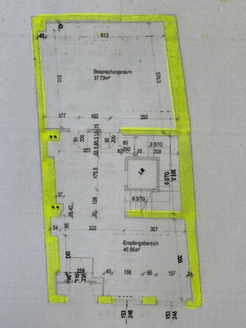 Grundriss mit einem großen Besprechungsraum und Empfangsbereich, die Wände sind gelb markiert.