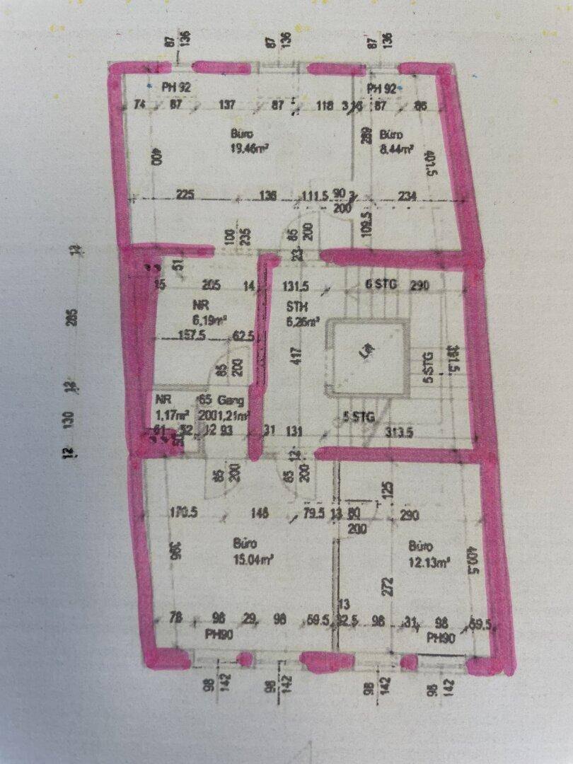 Grundriss mit mehreren Büroräumen und einem WC, die Wände sind pink markiert.