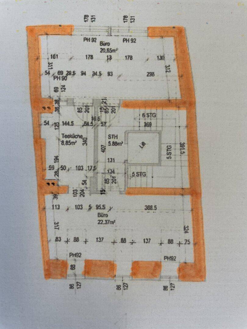 Grundriss mit Büroräumen und einer Teeküche, die Wände sind orange markiert.