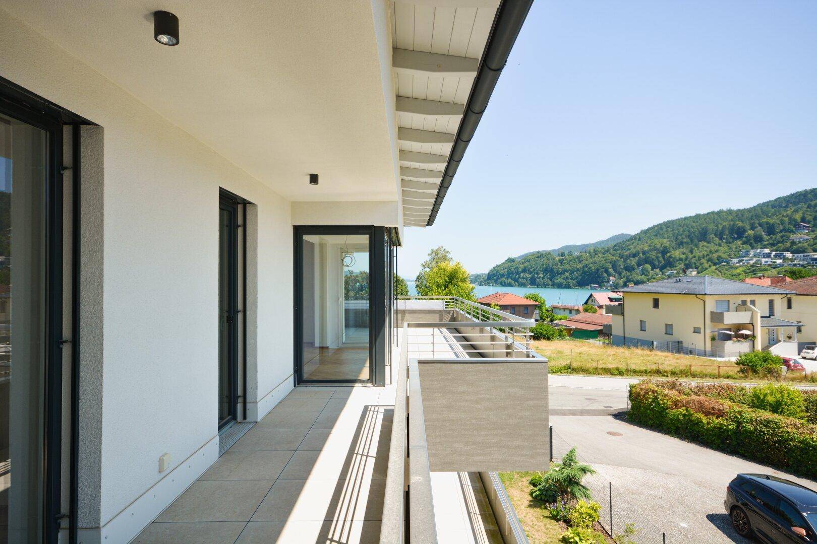 Langer Balkon mit Fliesenboden und direktem Zugang zu den Innenräumen, mit herrlichem Seeblick.