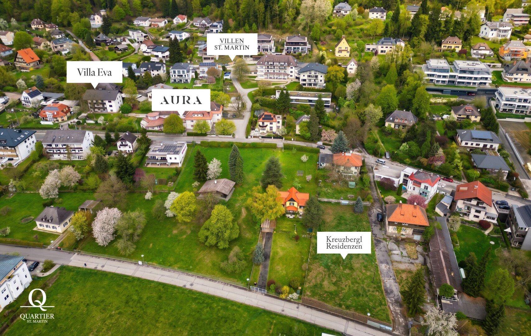 Luftaufnahme der Wohngegend mit markierten Immobilienstandorten und grüner Umgebung.