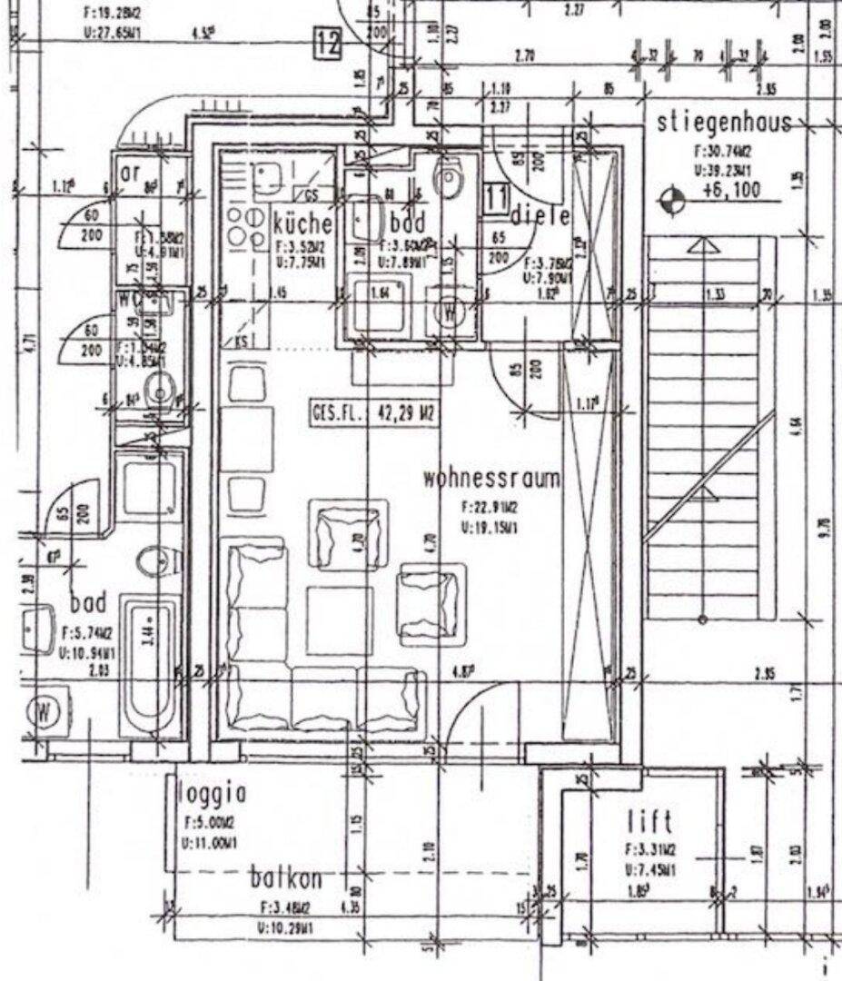 Detaillierter Grundriss einer Wohnung mit Küche, Bad, Wohnraum, Loggia und Balkon.