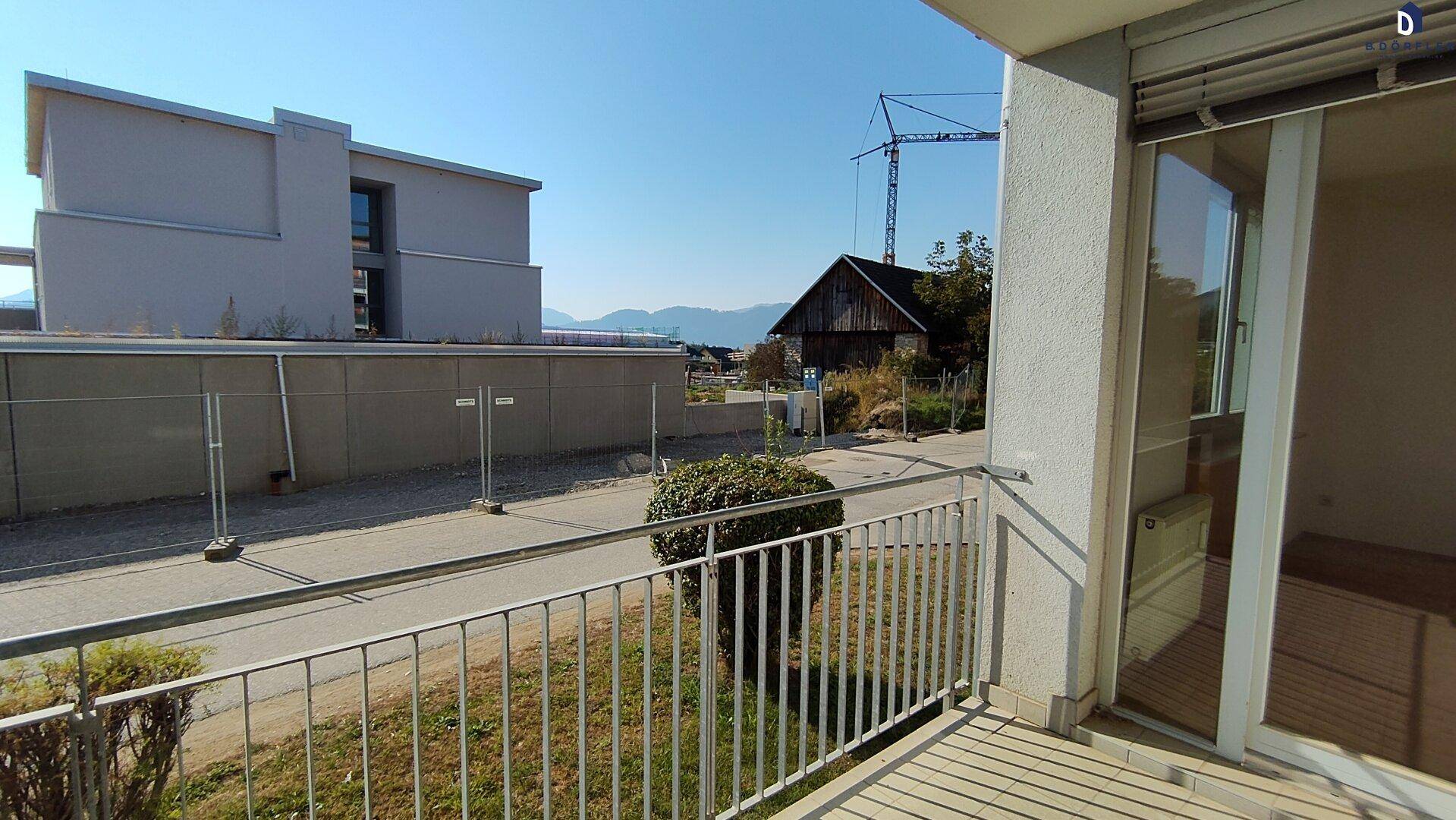 Sonniger Balkon mit weitem Blick auf die Berge und die umliegende Landschaft.