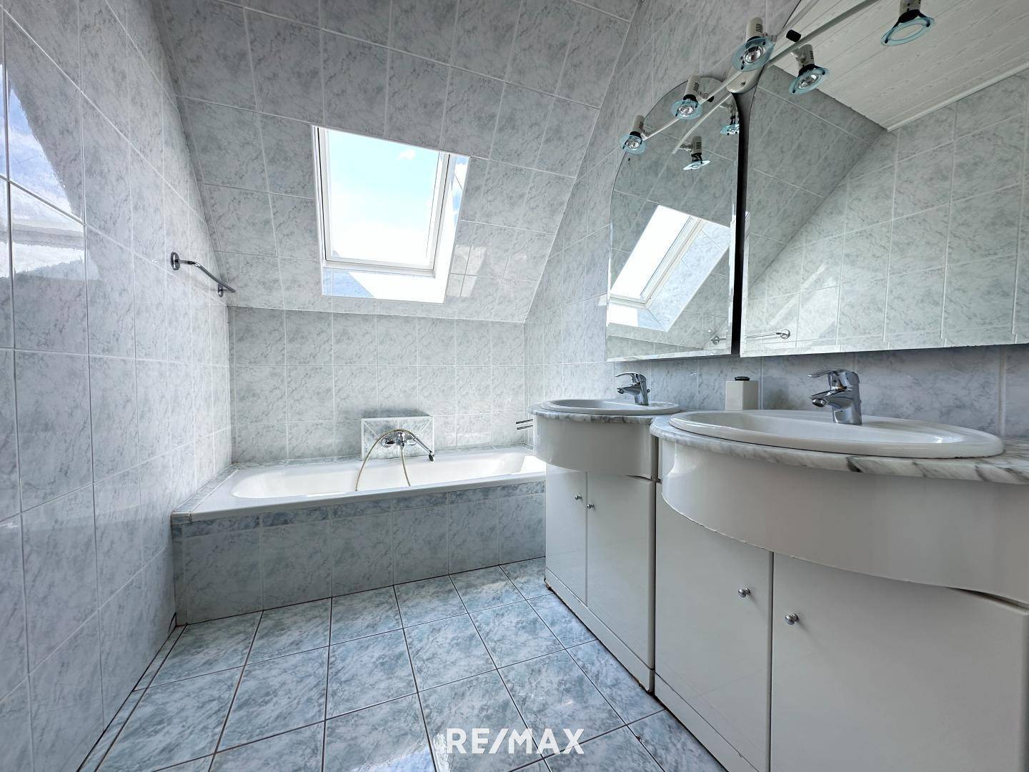 OG Badezimmer mit Badewanne und Fenster