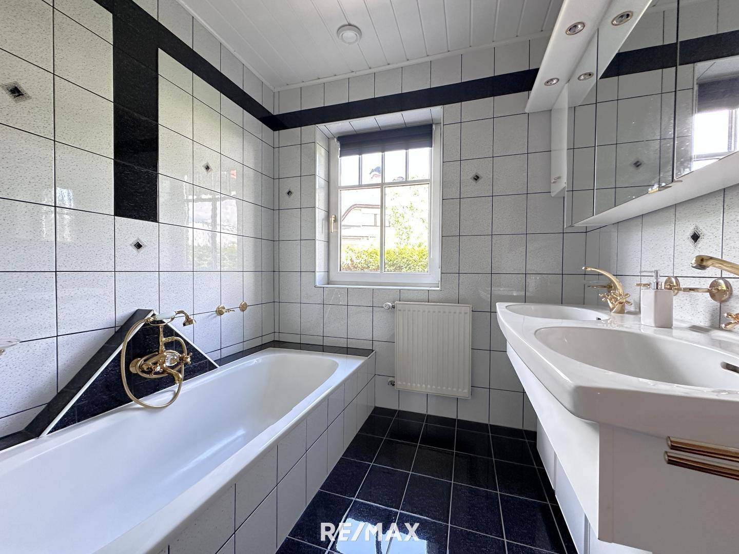 EG Bad mit Badewanne und Fenster