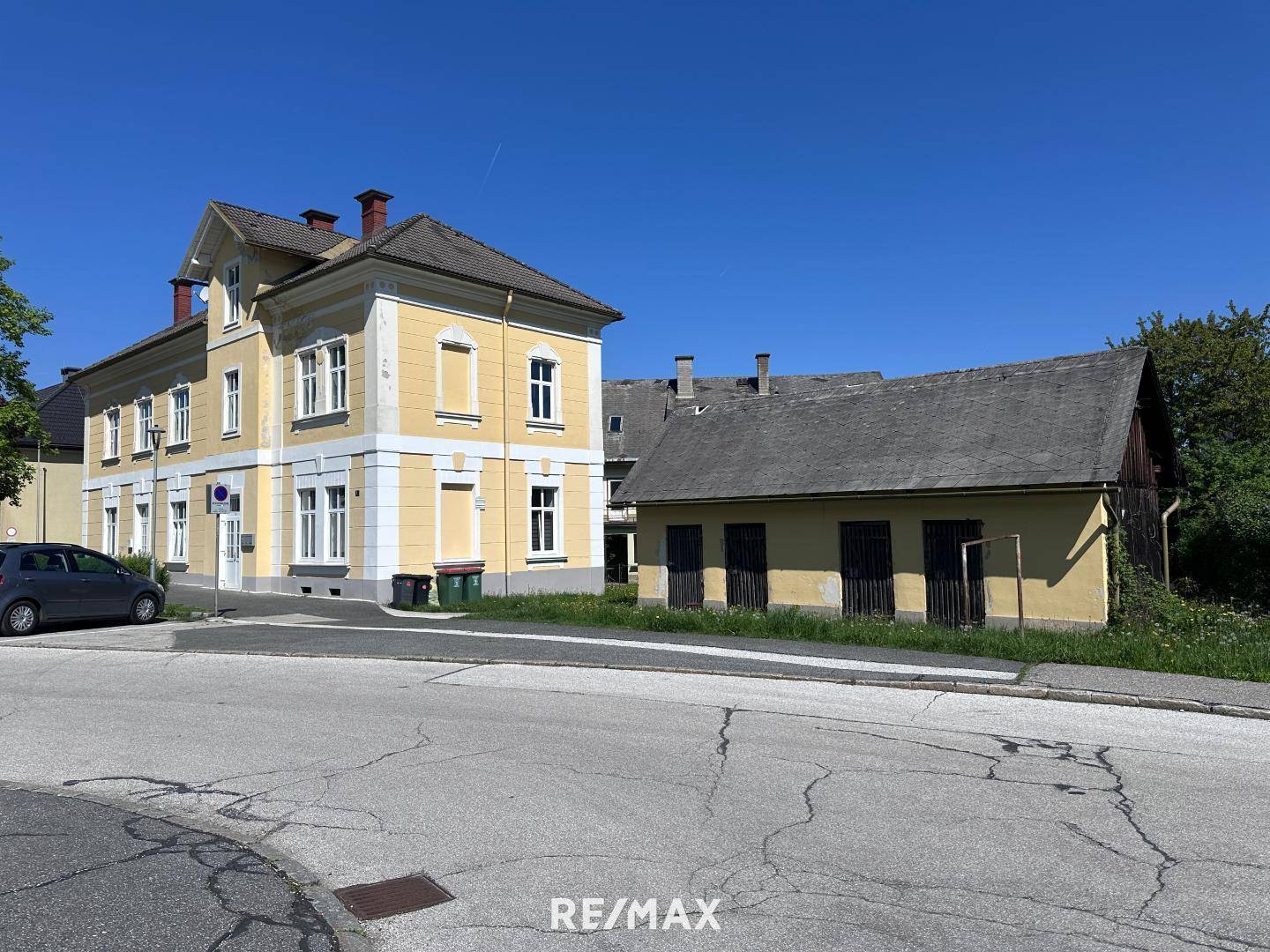 Hausansicht und Nebengebäude