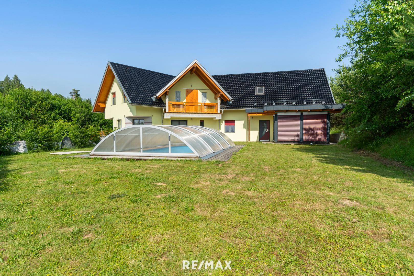 Hausansicht mit Pool