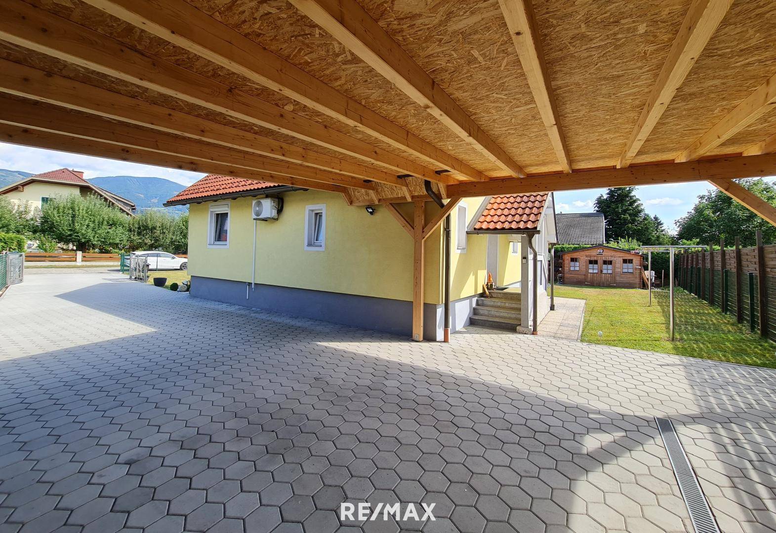 Einfahrt-Carport