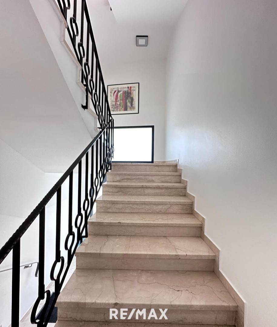 Elegantes Treppenhaus mit Marmorstufen und einem kunstvollen schmiedeeisernen Geländer, führt in die oberen Etagen.