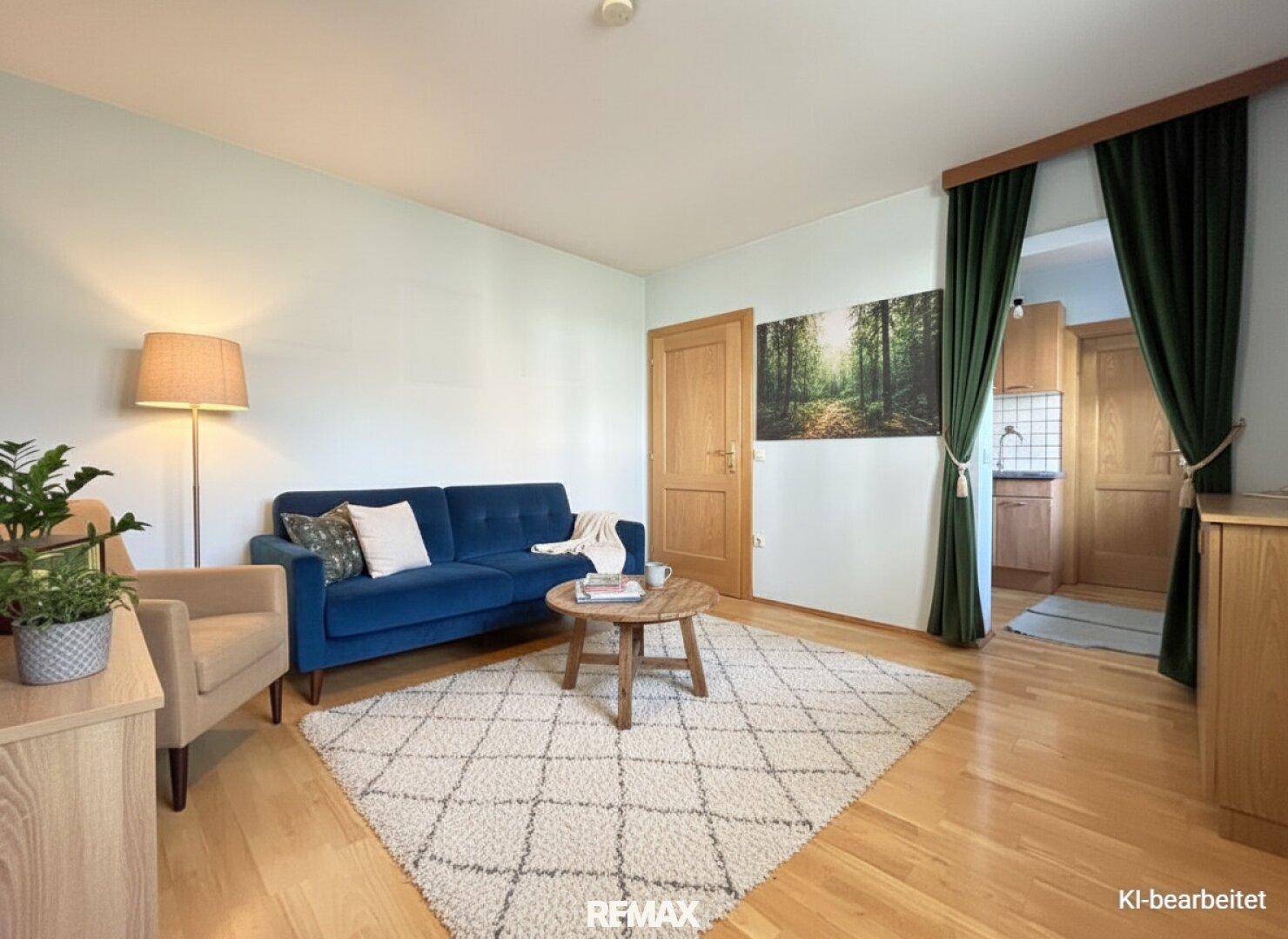 Gemütliches Wohnzimmer mit Parkettboden, modernem Sofa und dekorativen Elementen.