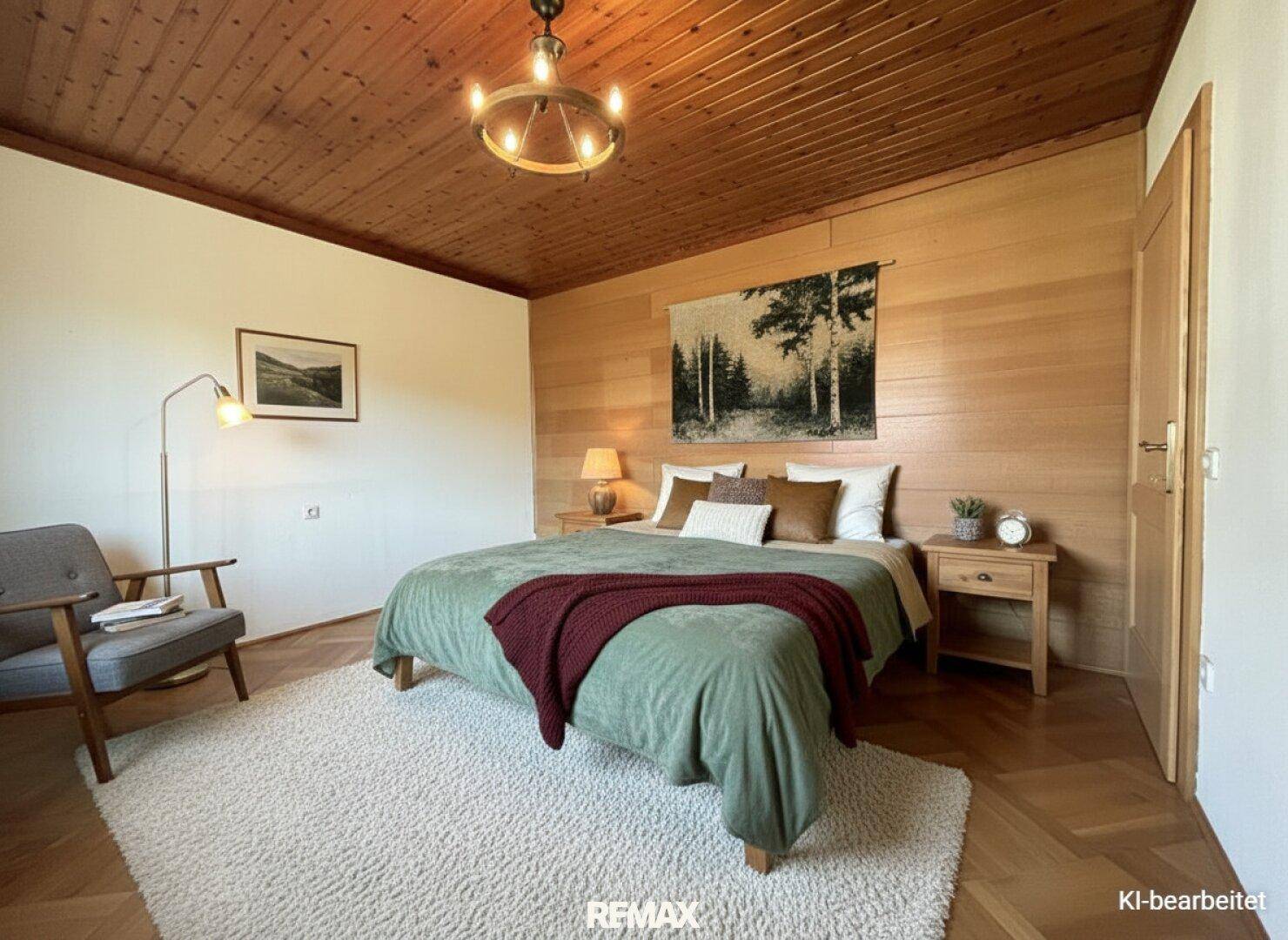 Gemütliches Schlafzimmer mit Parkettboden, Holzdecke und rustikalem Charme.