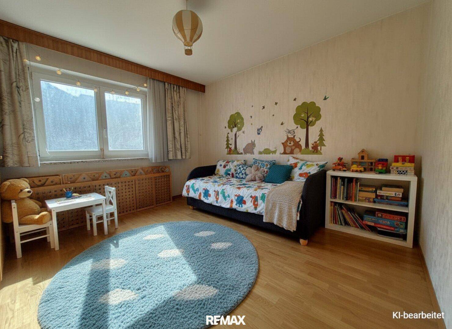 Kinderzimmer mit Holzboden, verspielter Wanddekoration und viel Tageslicht.