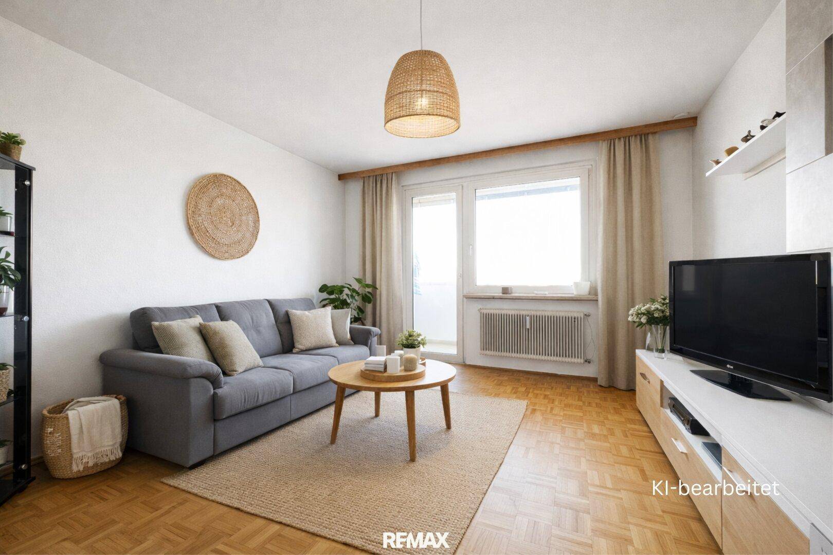 Helles Wohnzimmer mit Parkettboden, modernem Sofa und natürlicher Dekoration.
