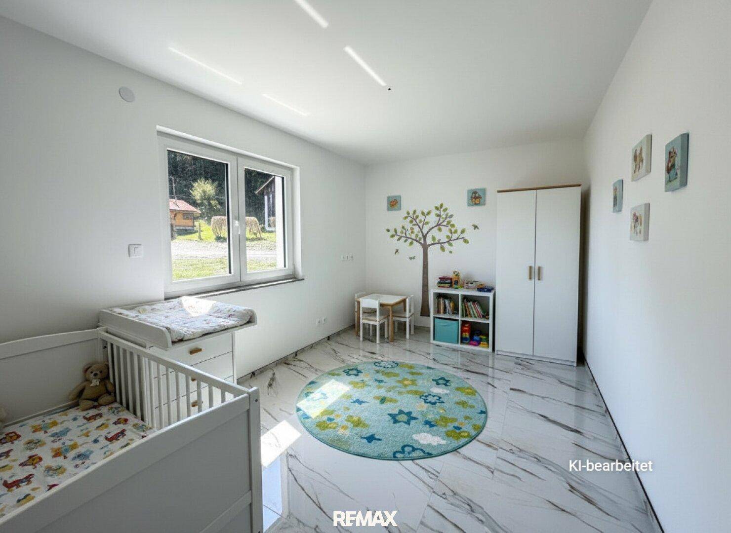 Freundliches Kinderzimmer mit Babybett, Wickeltisch und spielerischer Wanddekoration.