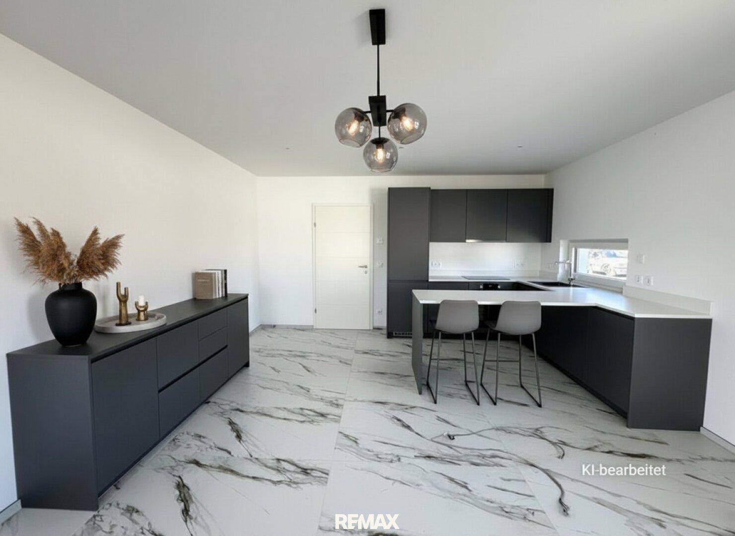 Moderne Küche mit dunklen Schränken, Kücheninsel und Essbereich, offen zum Wohnraum.