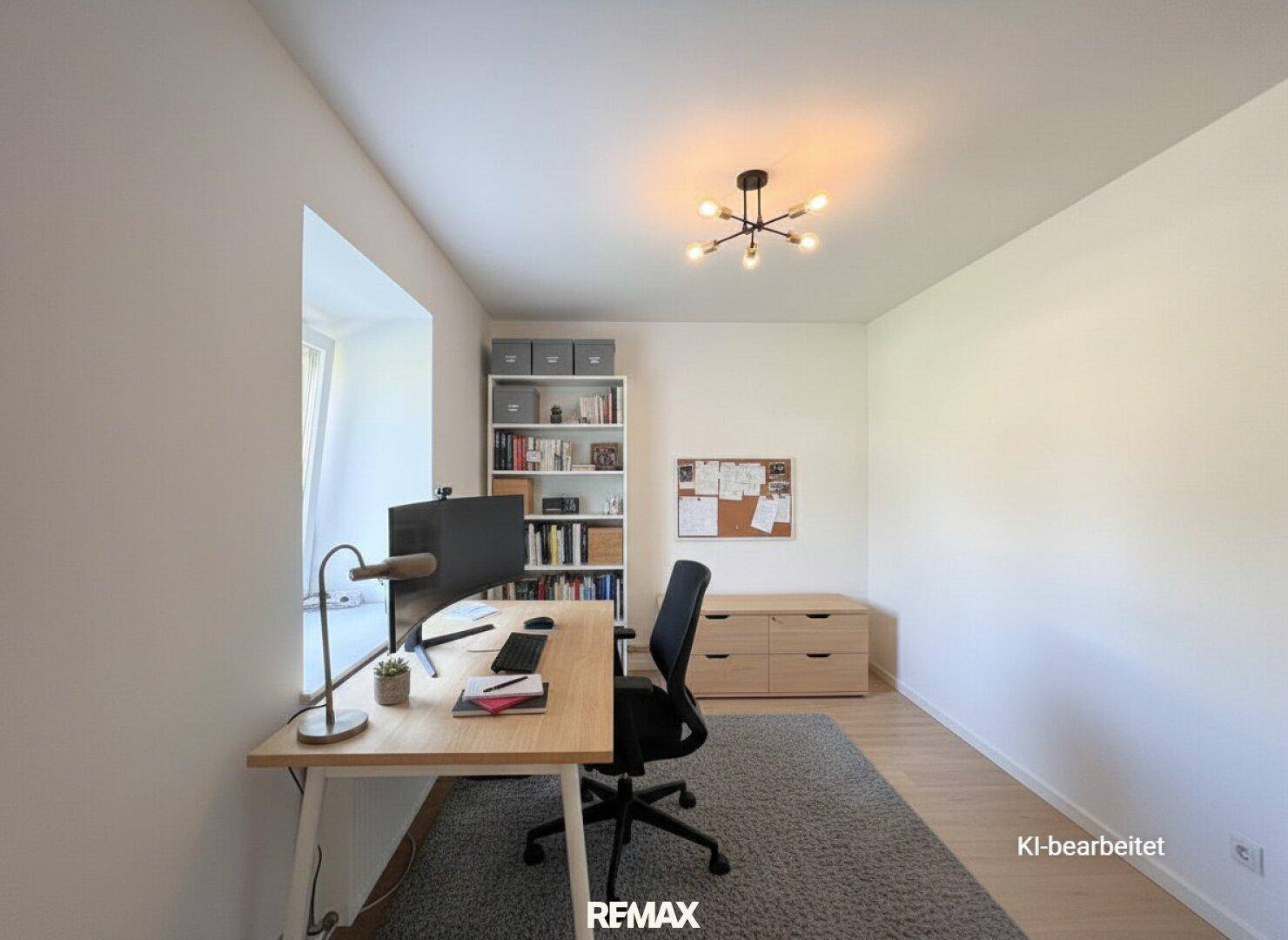 Funktionales Büro mit Schreibtisch, Bürostuhl und Bücherregal, ideal für Home-Office.