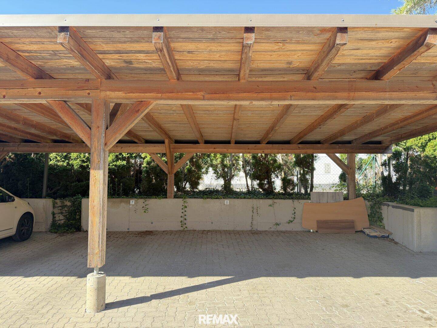 Robuste Holzkonstruktion eines Carports bietet geschützten Parkraum.