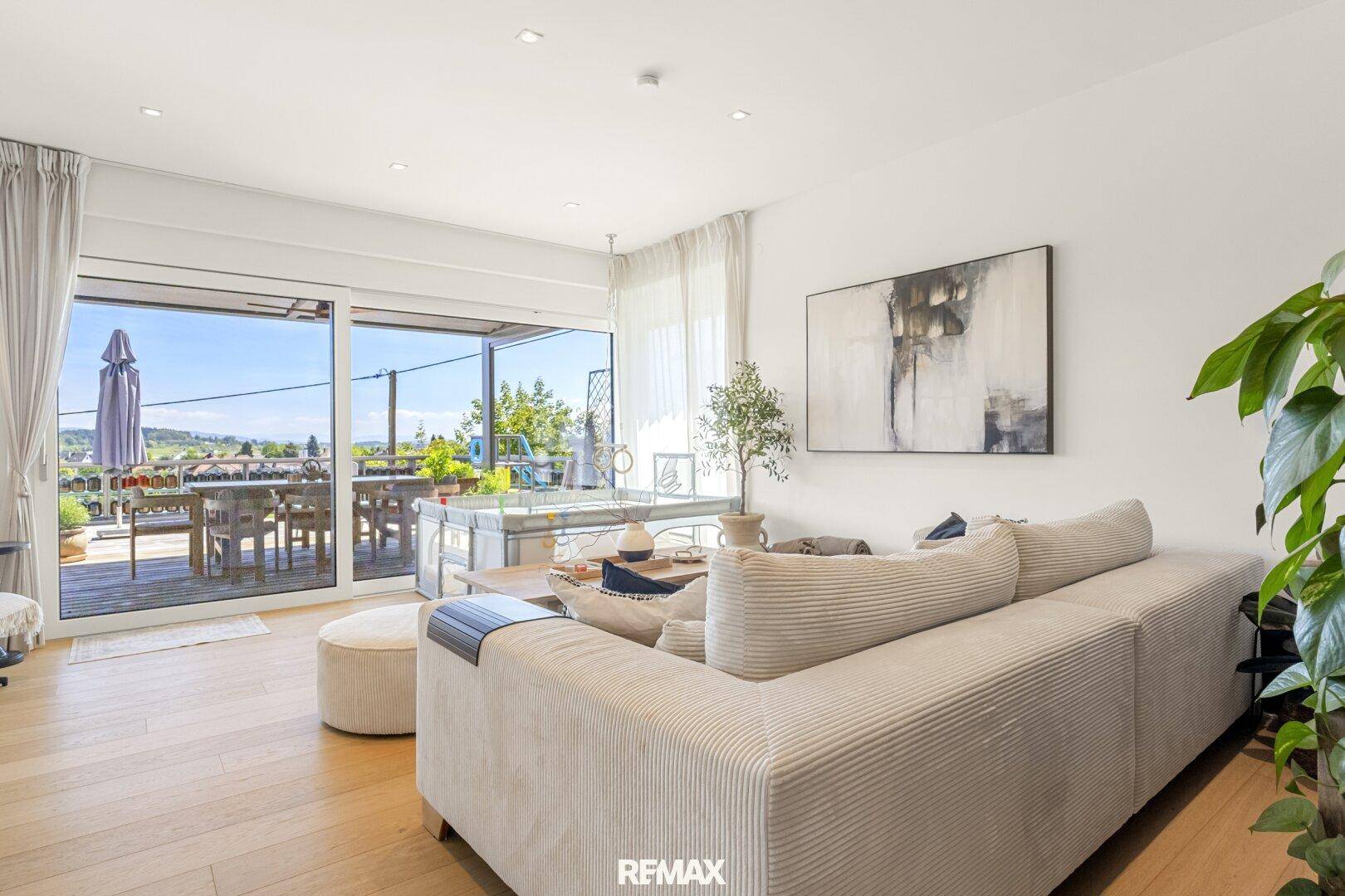 Gemütliches Wohnzimmer mit bequemer Couch und direktem Zugang zur sonnigen Terrasse.