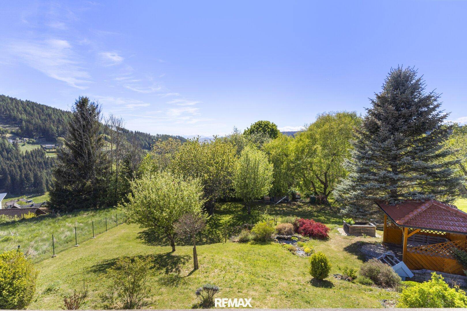 Großer, gepflegter Garten mit Bäumen, Sträuchern und einem kleinen Gartenpavillon.