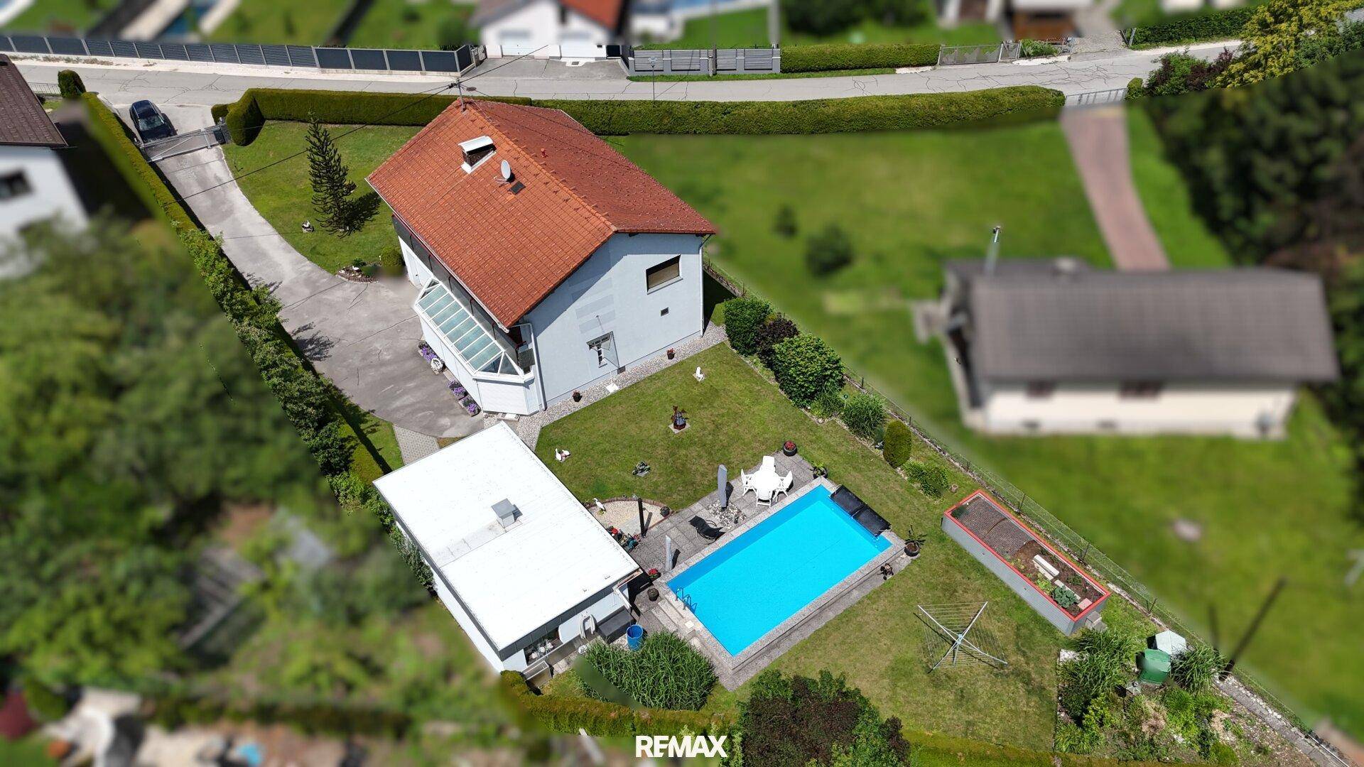 Luftaufnahme des Hauses mit Pool, Garten und der umliegenden Landschaft.