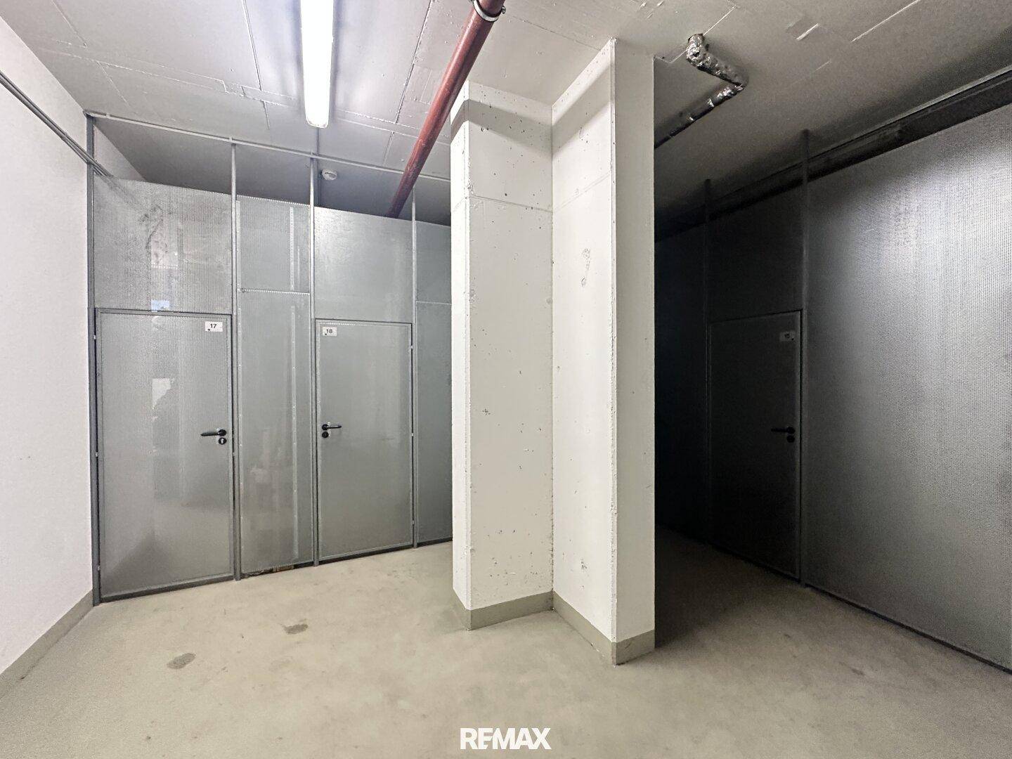 Abstellräume im Untergeschoss mit Metallwänden und Betonboden für zusätzlichen Stauraum.