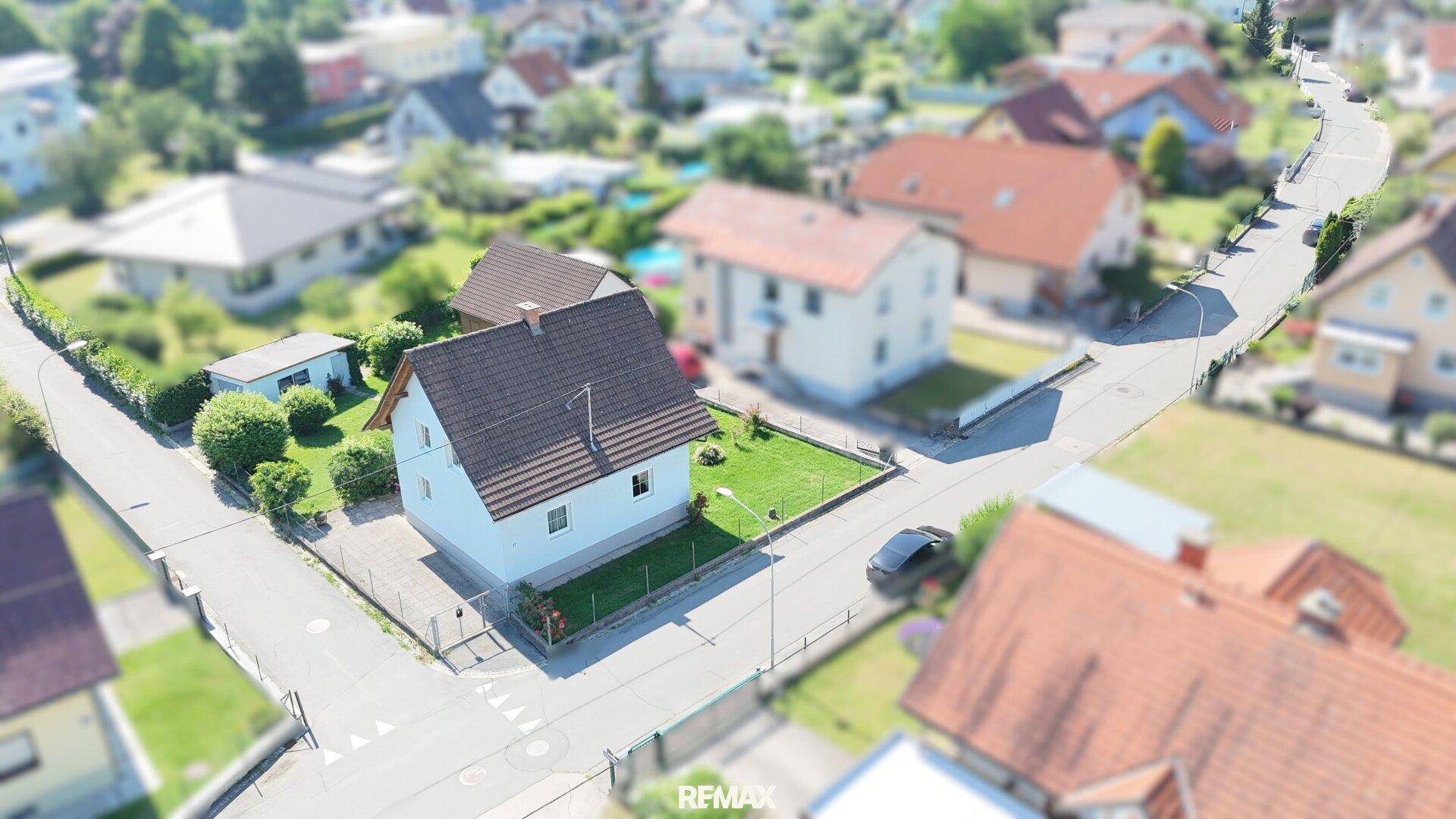 Übersichtliche Luftaufnahme des Anwesens in einer ruhigen Wohngegend mit umliegenden Häusern und Straßen.