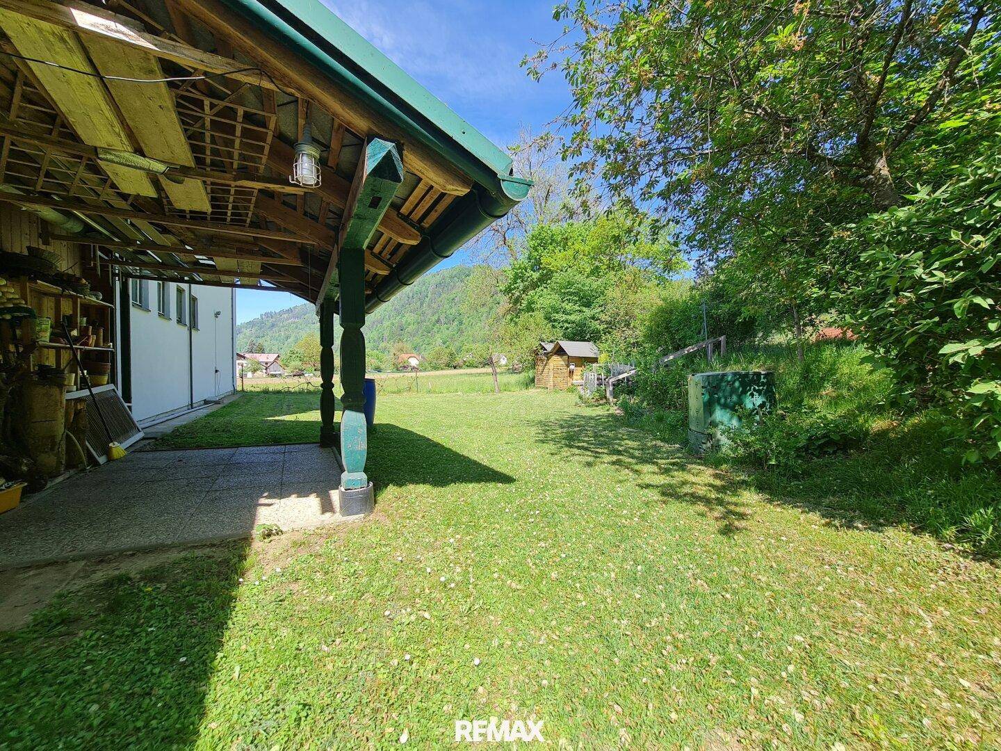 Garten mit Carport