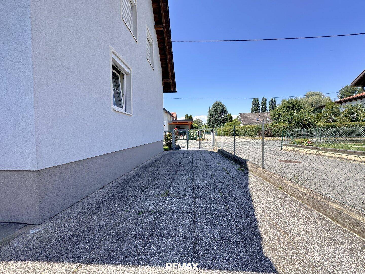 Gepflasterte Einfahrt neben dem Haus, die ausreichend Parkmöglichkeiten im Freien bietet.