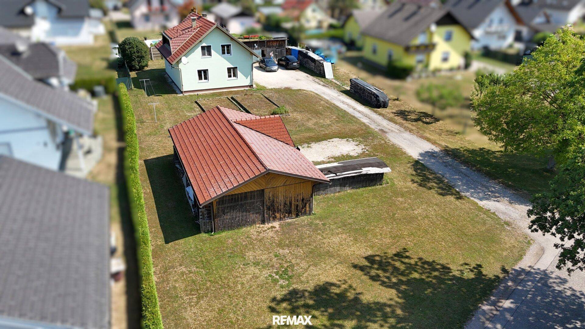 Luftaufnahme des Anwesens mit Haupthaus, Nebengebäude und weitläufigem Grundstück in ländlicher Umgebung.