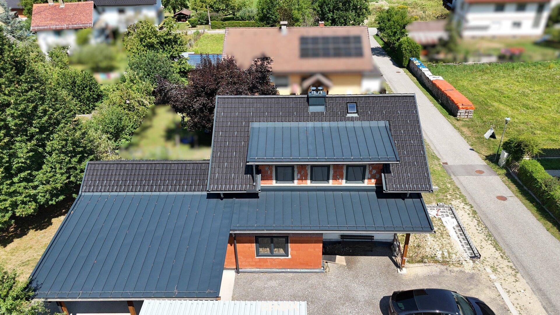 Dachansicht des Hauses mit modernen Dachflächen und integrierten Solarmodulen.