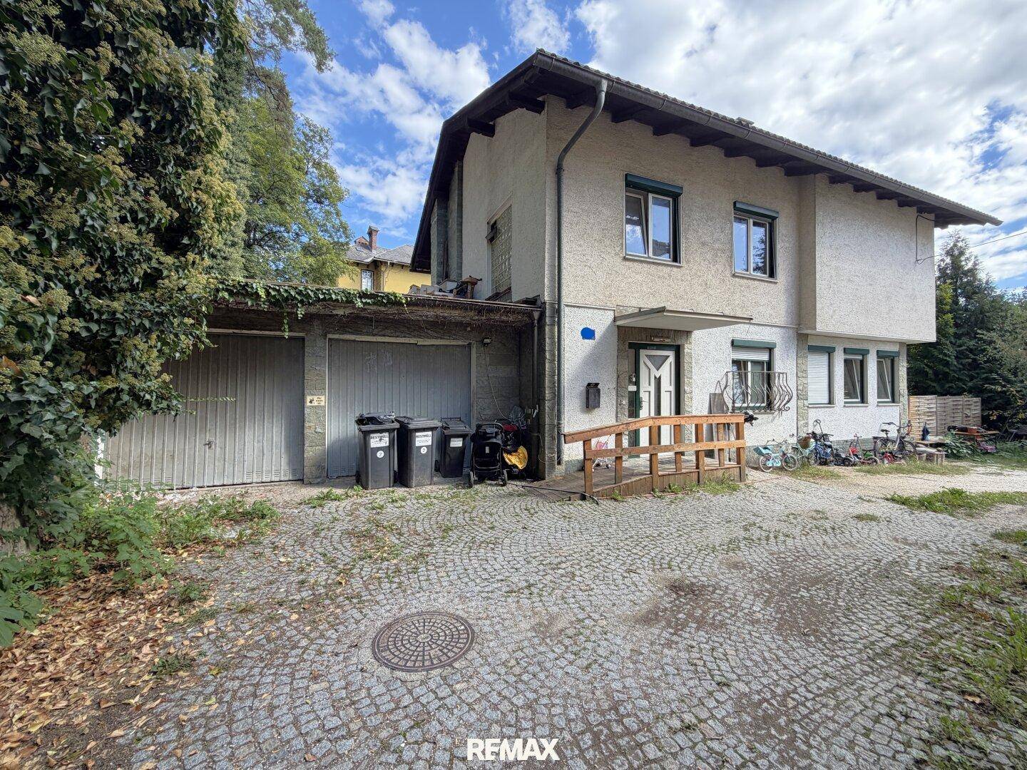 Hausansicht mit Garagen
