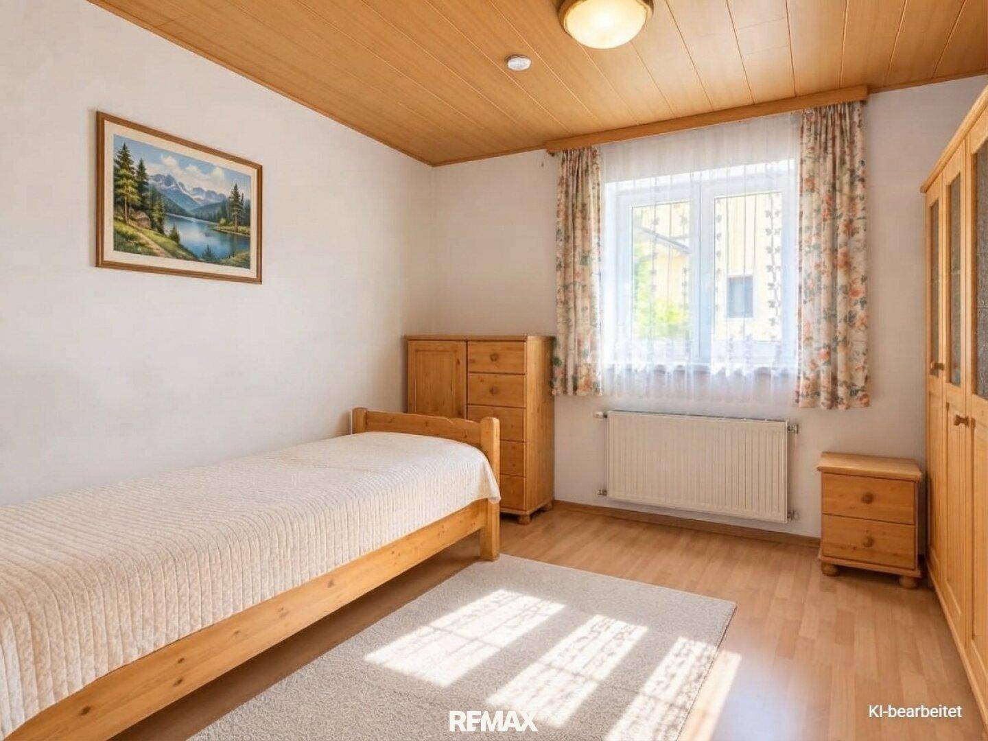 Freundliches Schlafzimmer mit Einzelbett, Holzmöbeln und Holzdecke.