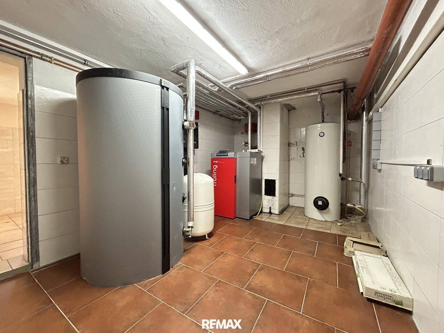Heizungsraum im Keller mit modernen Heizungsanlagen und Warmwasserspeichern.