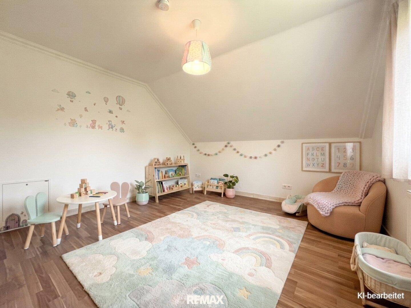 Virtuell inszeniertes Kinderzimmer im Dachgeschoss mit Laminatboden und gemütlicher Einrichtung.