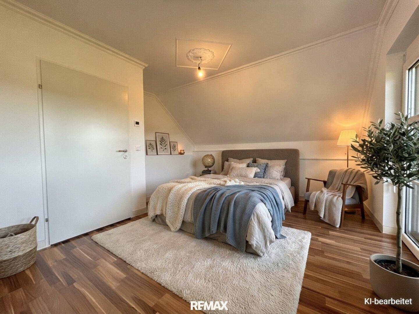 Gemütliches Schlafzimmer im Dachgeschoss mit Holzboden, Bett und dekorativen Elementen.