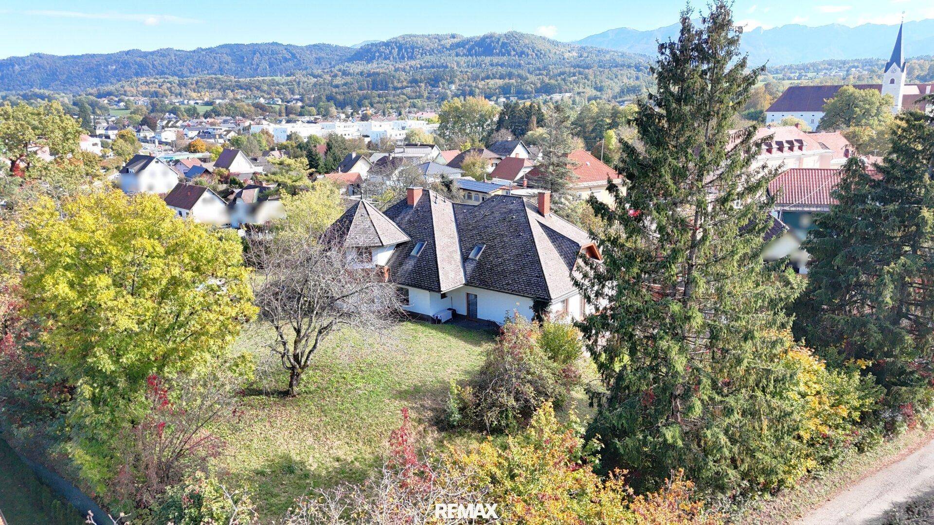 Weitläufige Luftaufnahme des Anwesens mit großem Garten und umliegender Wohnbebauung.