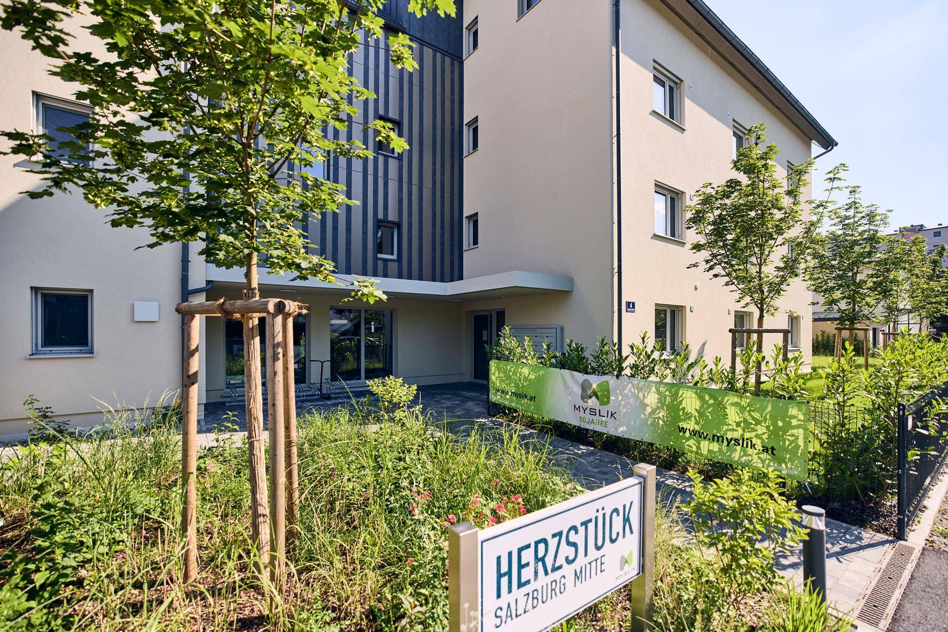 Besonderes Entrée mit außergewöhnlicher Fassade