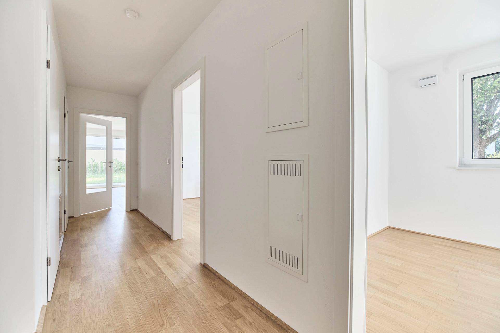 Der Flur mit viel Platz und praktische Abstellkammer