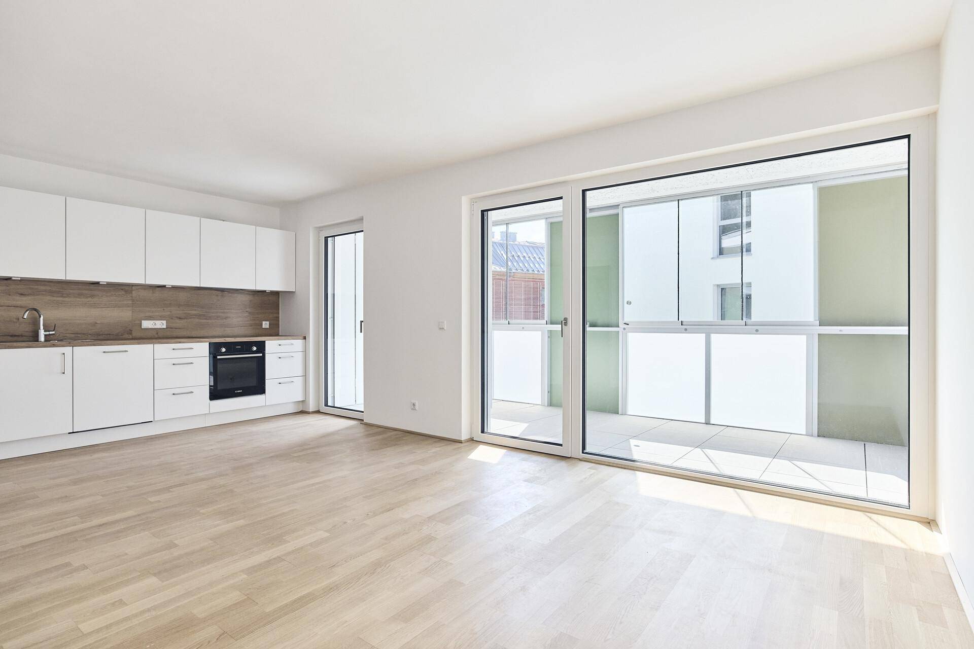 Hell und freundliches Wohnen/Essen/Kochen mit Zugang zur Loggia