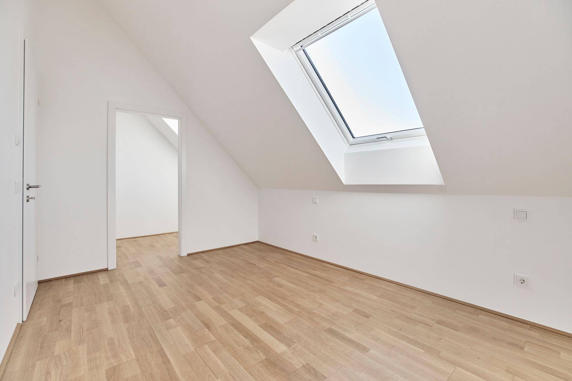 Freundliches Schlafzimmer mit praktischer Ankleide