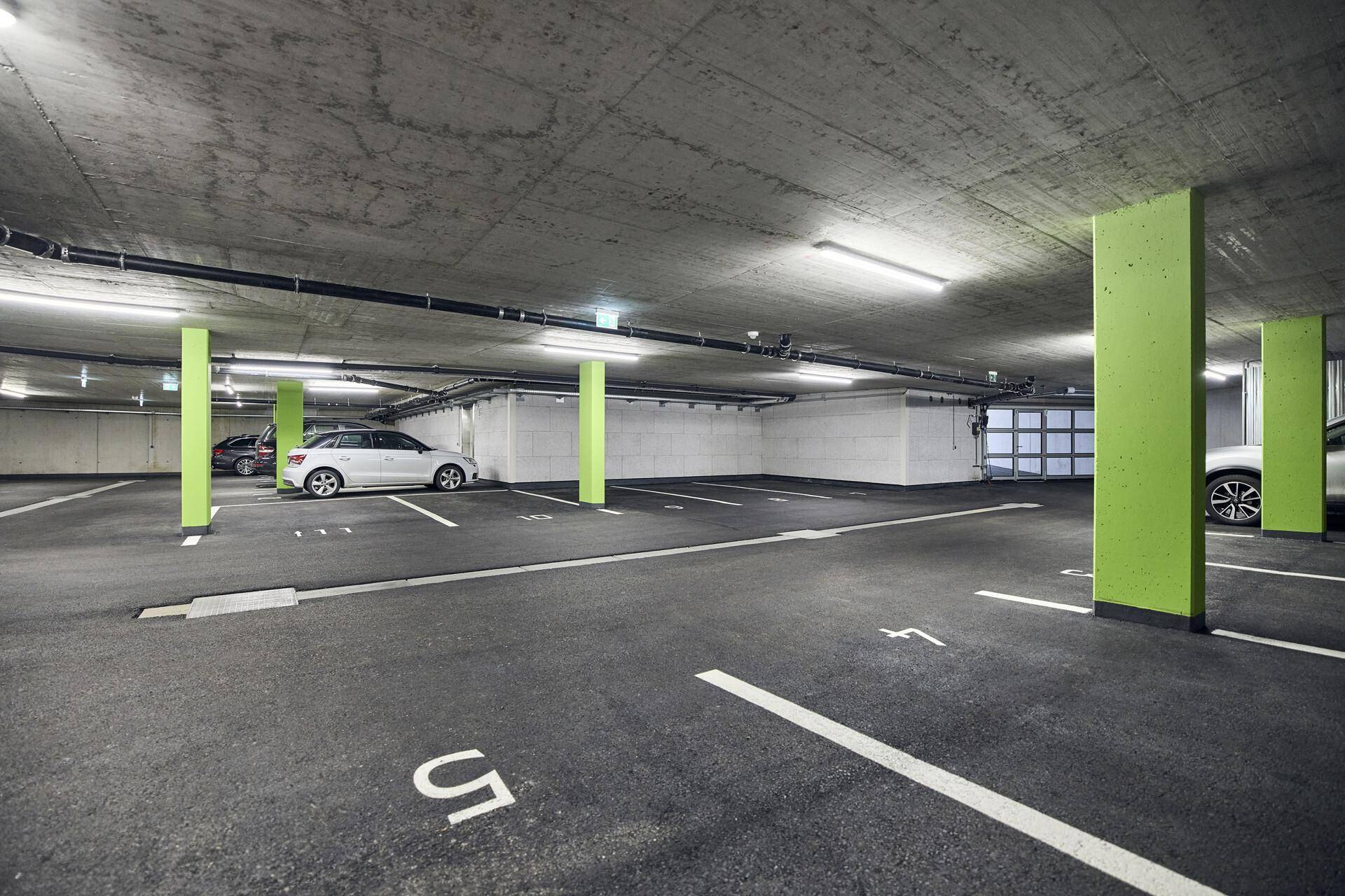 Freundliche Tiefgarage mit Aufzug in alle Geschosse