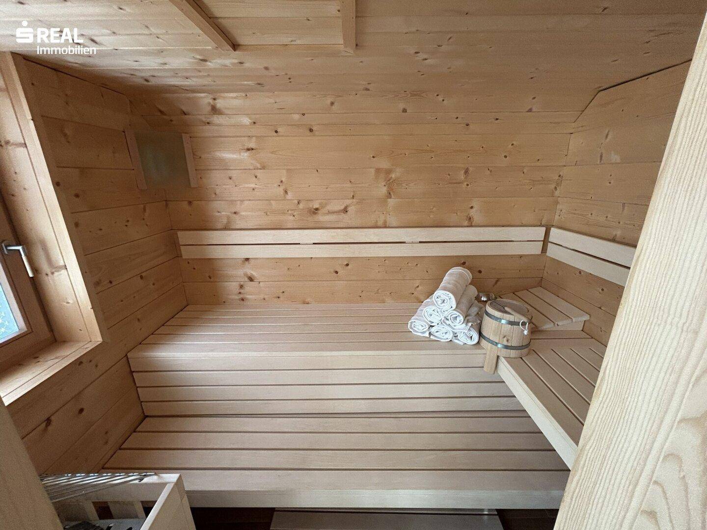 Private Sauna mit Holzverkleidung und Sitzbänken für entspannende Momente.