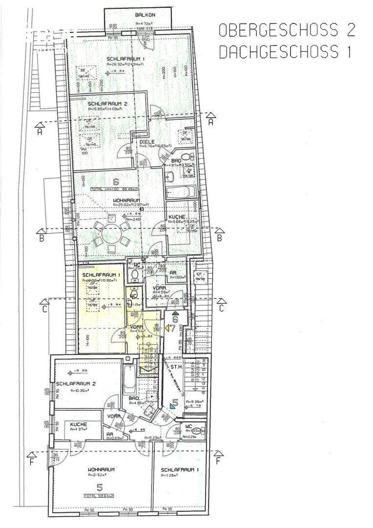Grundriss des Ober- und Dachgeschosses mit mehreren Schlafzimmern und Balkon.