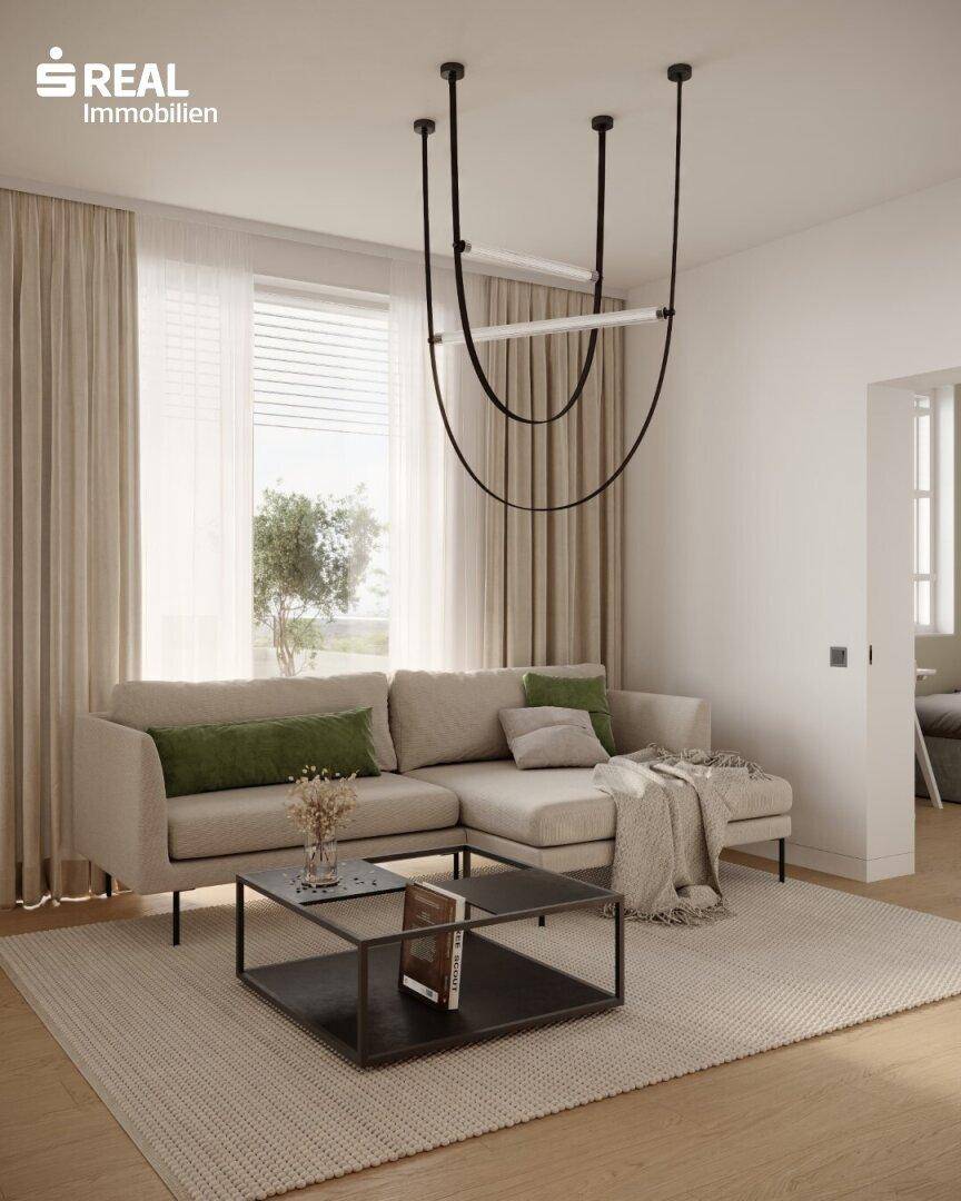 Helles Wohnzimmer mit beigem Ecksofa, Couchtisch und großen Fenstern mit Vorhängen.