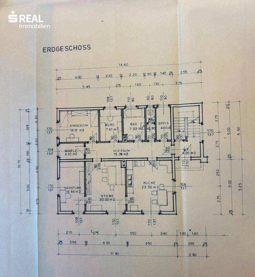 Grundriss des Erdgeschosses mit Kinderzimmer, Büro, Bad und offenem Wohnbereich sowie Balkon.