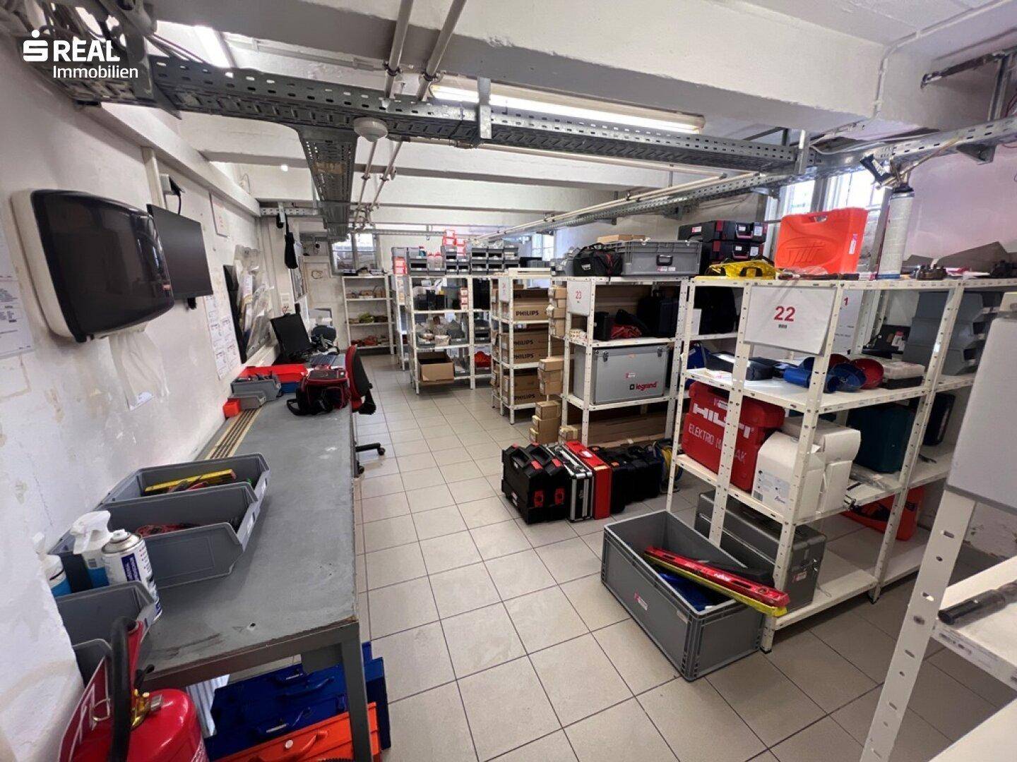 Kellerraum als Werkstatt und Lager mit Regalen und Arbeitsflächen, funktional eingerichtet.