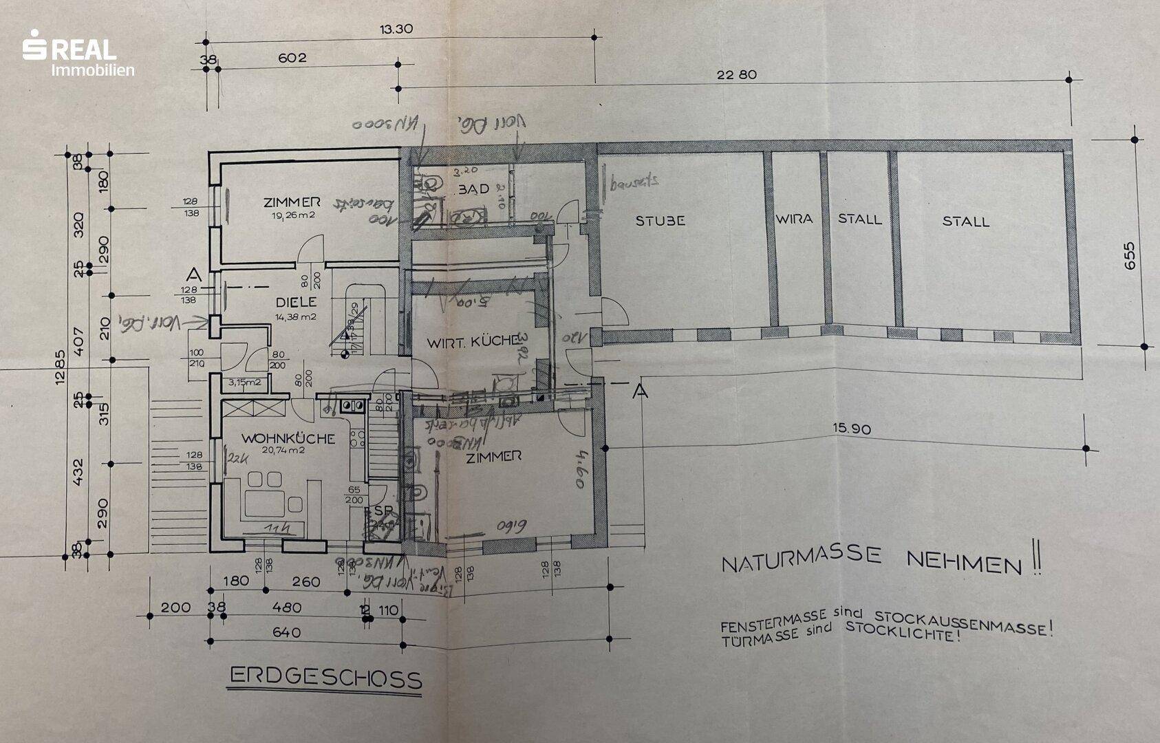 Grundriss des Erdgeschosses mit Wohnküche, Zimmern und angrenzendem Stallbereich.